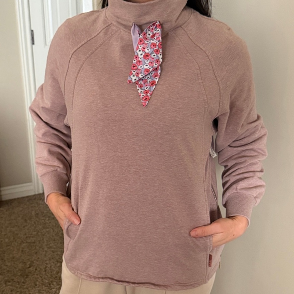 Varley Cozy sweatshirt with a floral accent scarf. Perfect for casual wear. smal